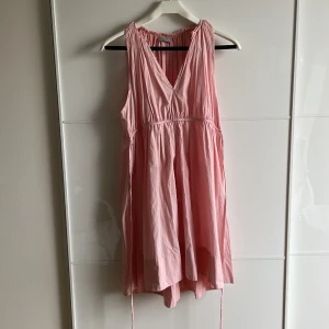 Underbar klänning från hunkydoory - En loose fit gammalrosa klänning men knytsnöre