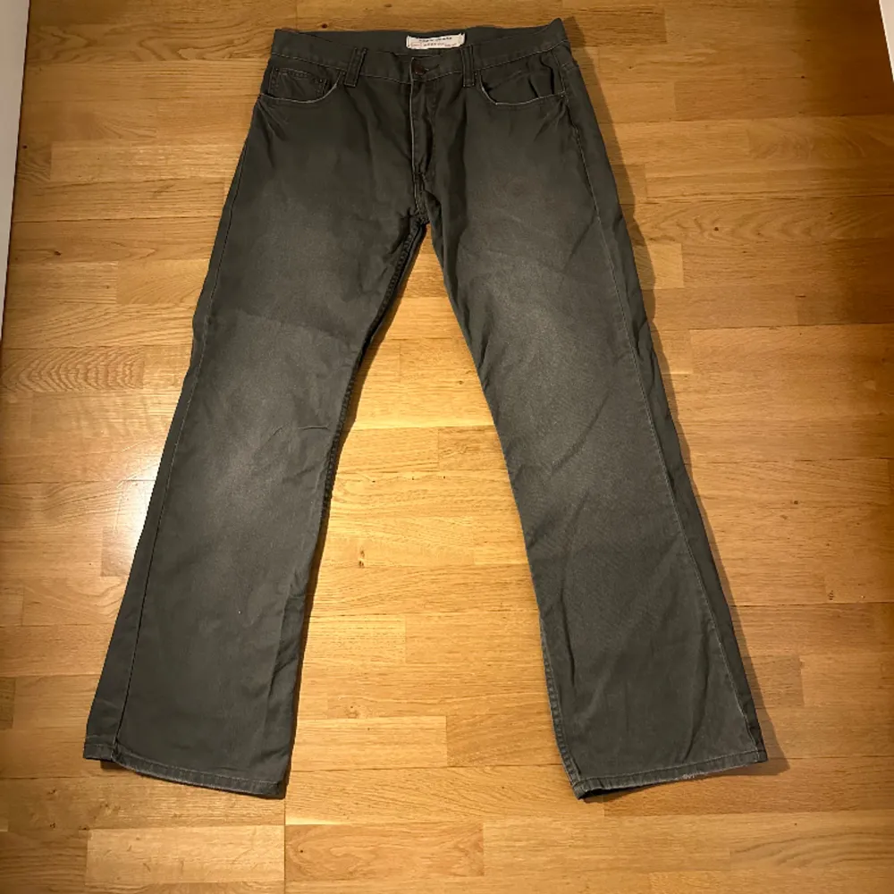 Vintage loose fit/boot cut Jeans Storlek 32/34 Skriv för frågor, mått eller fler bilder😊. Jeans & Byxor.