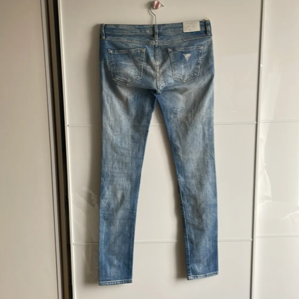 Älskade Guess jeans, modernt slitna . Jeans & Byxor.