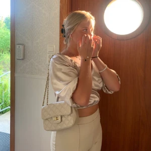 Beige läderväska  - Läderväska från Italien. Superfin till sommaren med ljusa färger!🥰🥰