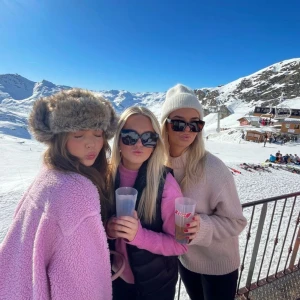 Päls mössa - Den till vänster! Perfekt fusk päls mössa till valdi och andra skidresor, går att knyta upp sidorna som på bilden eller ha dem nere 