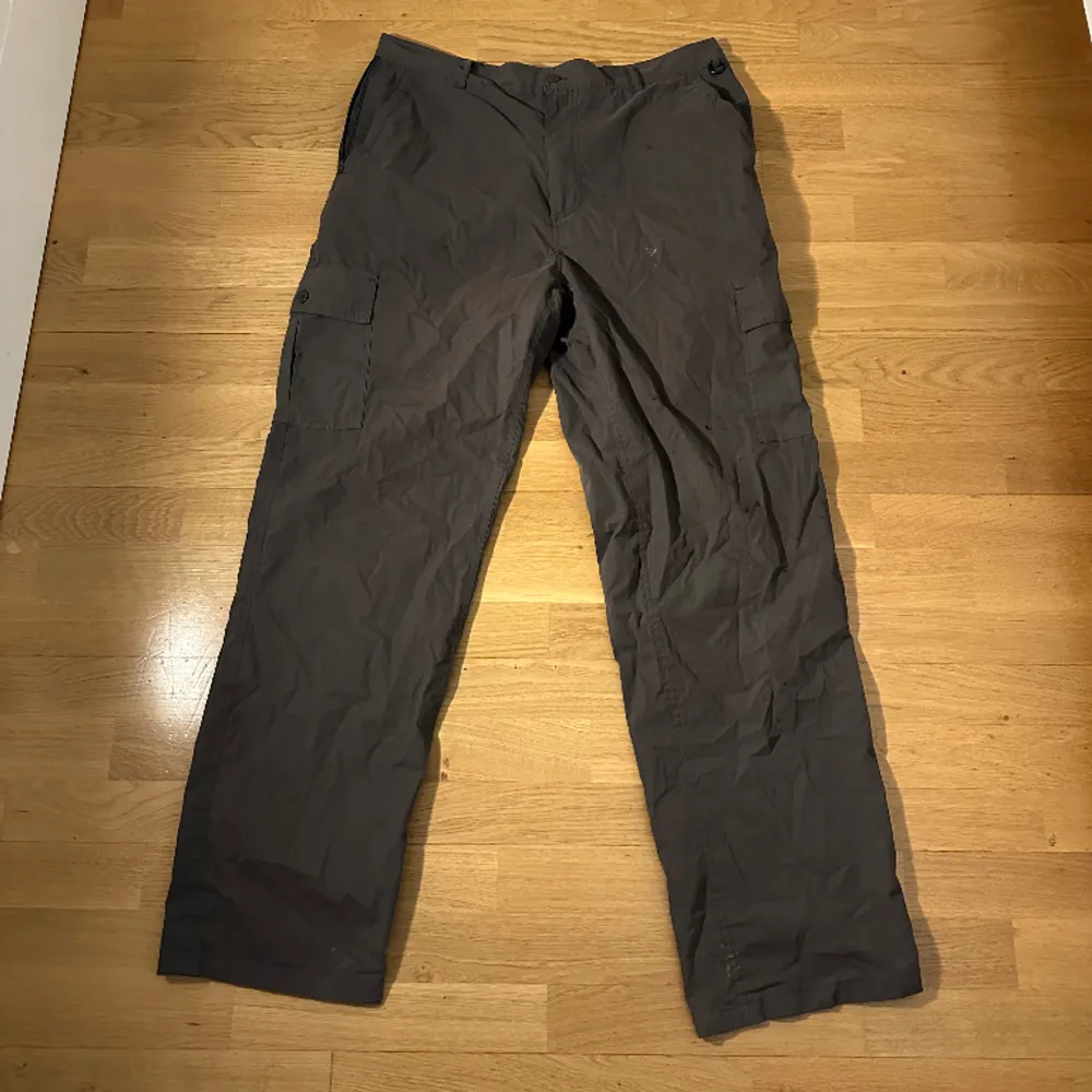 Vintage loose fit Cargo pants Storlek passar 32/32-34/34 Skriv för frågor, mått eller fler bilder😊. Jeans & Byxor.