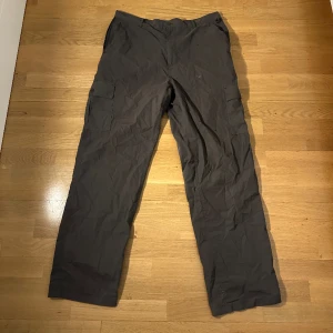 Vintage Cargos - Vintage loose fit Cargo pants Storlek passar 32/32-34/34 Skriv för frågor, mått eller fler bilder😊
