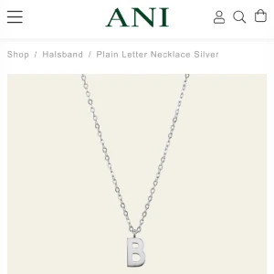 Silver halsband - Silver halsband från Ani Jewels med ett B på, väldigt bra skick!, nypris 700kr - Längd kedja: 43 cm - Längd förlängningskedja: 5 cm - Bokstav: 7 mm - Material: 925 Sterling Silver 