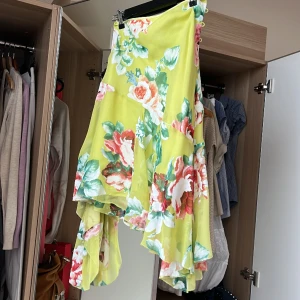 Silkes kjol - Helt underbar kjol från Renato nucci. Notera att skicket är vintage. Silket är inte lika mjukt som nytt men tyget har fortfarande kvar sin karaktär. 60cm där kjolen är kortast, 80 som längst. Jag är 160! Kjolen på sista bilden är samma modell. 