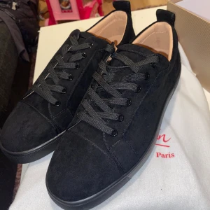 Christian Louboutin skor - Säljer ett par Louboutin skor svarta som är i storlek 44. Box och dustbag följer med!