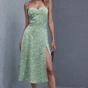 Blommig klänning - Säljer denna blommiga klänning från shein i storlek S🤍