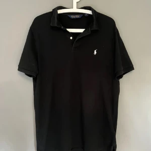 Ralph Lauren piké - Tjena, säljer nu min polo ralph lauren pike då den inte passar mig. Priset är inte hugget i sten, hör av er vid frågor!!