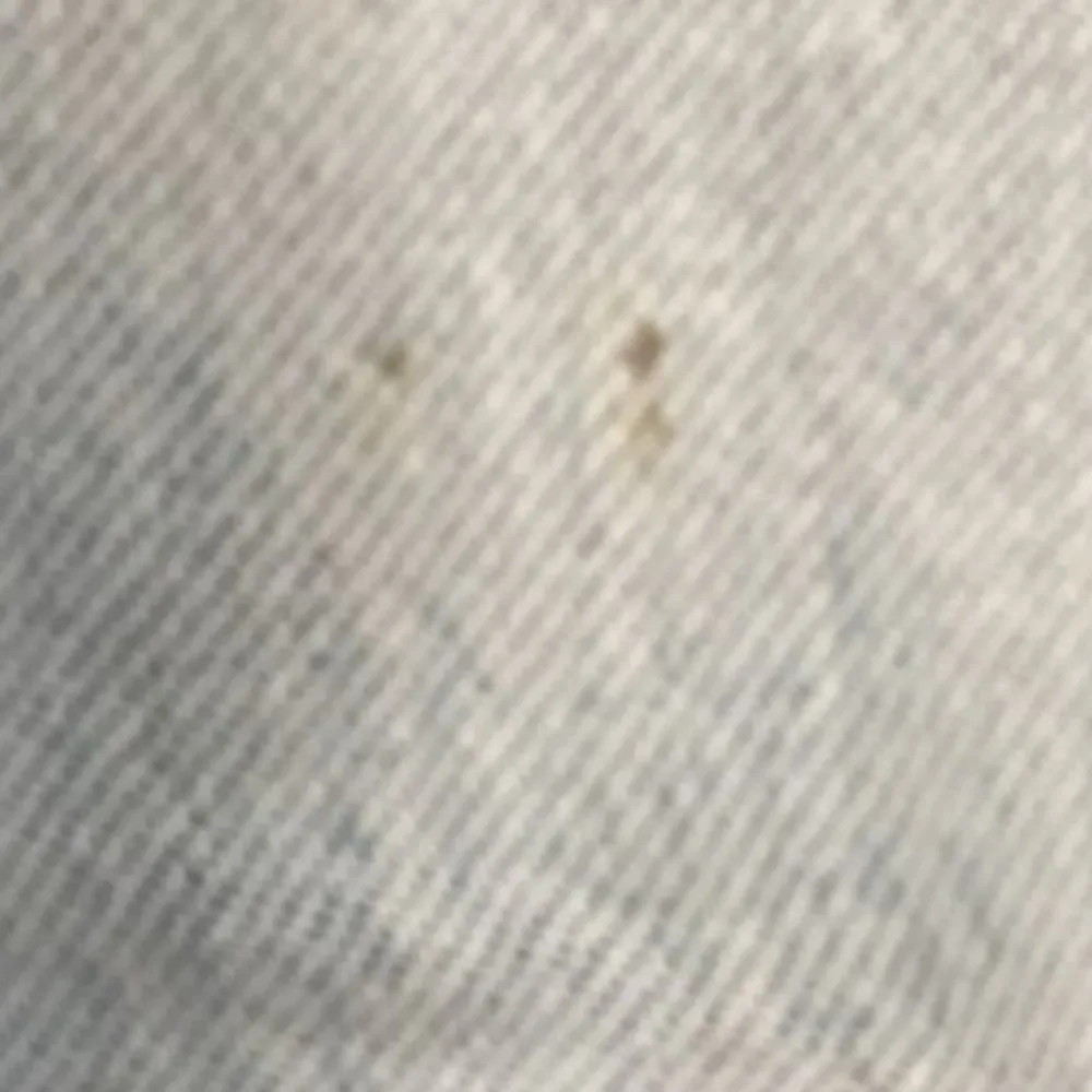 Ljusblå jeans använt ett fåtal gånger men dom har skräpat i min garderob lite för länge nu. Liten fläck på vänster vad på baksidan inget märkvärdigt. Orginal pris 599kr. Jeans & Byxor.
