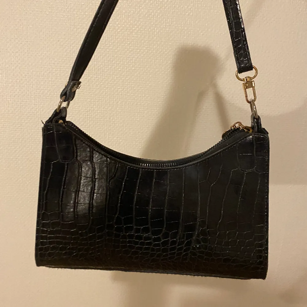 Säljer en svart handväska för 39kr. Anledningen till att jag säljer den är på grund av att den inte kommer till användning! 🖤 Originalpris: cirka 60kr . Väskor.