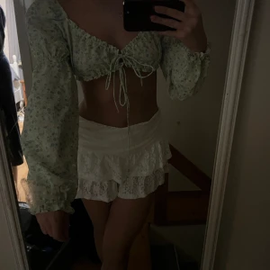 Blommig topp - Väldigt väldigt bra skick , använt 1 gång förra sommaren på midsommar. Fin stabil material, man kan ha den offsholder eller vanligt uppe.  