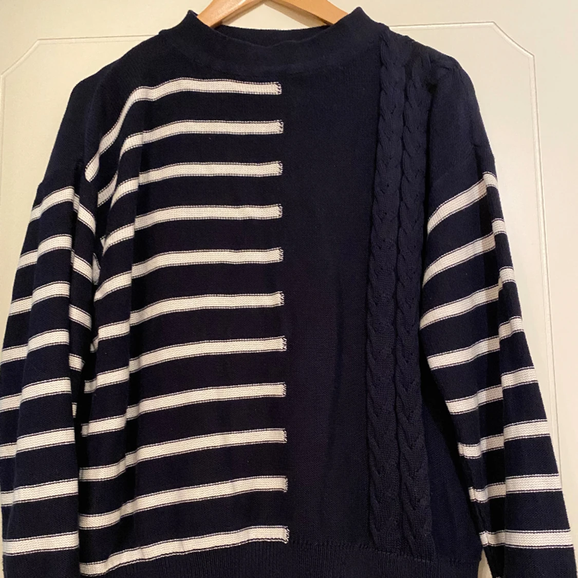 Kabelsticlad tröja med ränder 