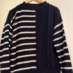 Kabelsticlad tröja med ränder  - Somrig Marinblå och vit stickad tröja i kabelstickad på halva och randig andra halvan . Passa strö XS-M beroende på hur oversized man föredrar