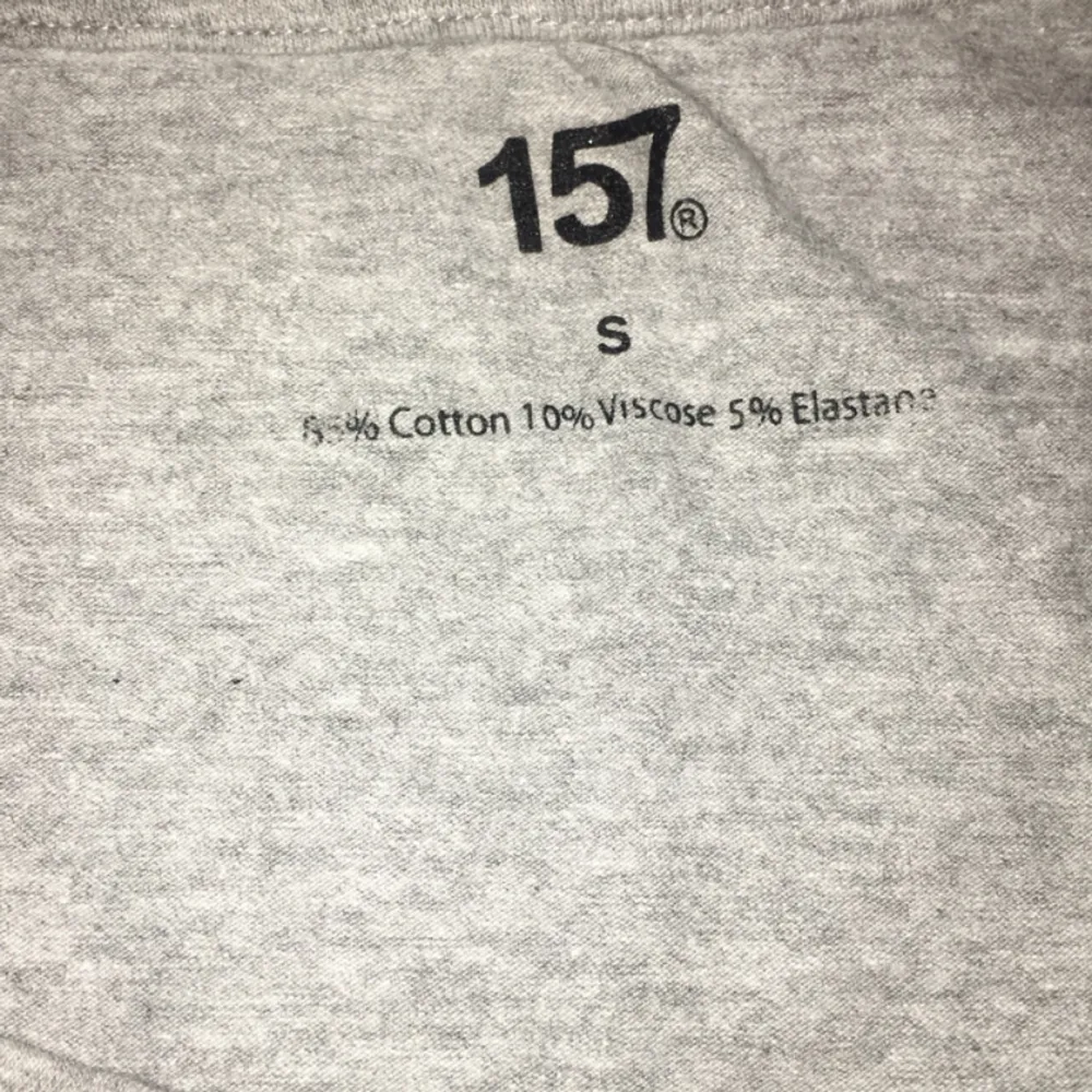 Säljer grå tshirt från lager157. Använd 1 gång. Bra skick. T-shirts.