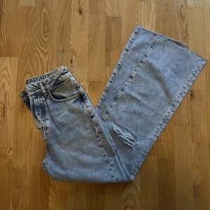 Snygga jeans från BikBok med slitningar på knäna.