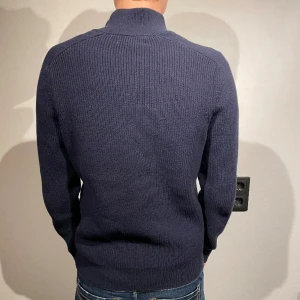 Säljer snygg  mango tröja  - Säljer denna snygga zip tröja från mango  i storlek M.tveka inte på att höra av er vid fler frågor😁.