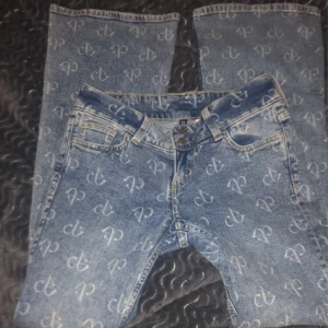 Low rise byxor  - Boot cut low rise byxor med tryck