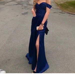 Balklänning - Intressekoll på min så fina balklänning från JJ’s house. Originalpris 2000kr. Kontakta vid intresse💕