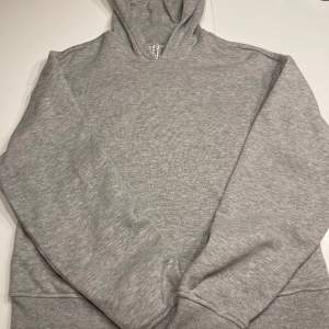 Säljer denna vanliga basic grå hoodie från hm, aldrig använt , storlek xs men känns som en S