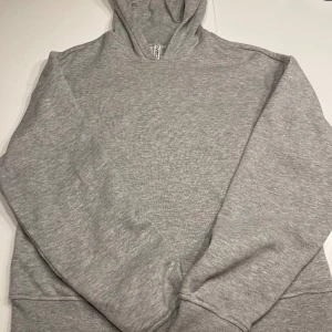 Hoodie grå  - Säljer denna vanliga basic grå hoodie från hm, aldrig använt , storlek xs men känns som en S