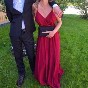 Balklänning - Säljer min fina balklänning från JJ house, endast använd en gång förra året❣️köpte den på hemsidan för ca 1400 och mitt pris 800💕 skriv för fler bilder eller funderingar!! I stl 32