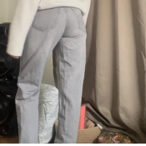 Tidlösa jeans  - Säljer dessa endast testade raka mid waist jeans i en stilren färg💞 storlek 36, jag är 168,5 cm💖💖