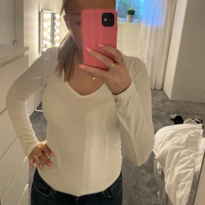 Vit tröja - Vanlig basic långärmad vit tröja från Filippa K. Den är tunn i materialet och väldigt användbar, bra skick! Den är i storlek M men passar perfekt till XS och S också!