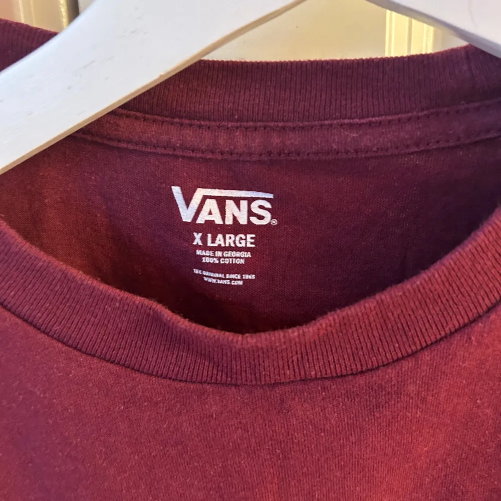 Säljer min super snygga Vans-Tshirt då den inte kommer till användning längre. 🤍 Storlek XL Junior, så skulle säga att den sitter som en S i unisex storlek. 🤍 Nyskick. (Läger ut igen). 🤍. T-shirts.
