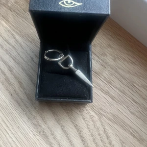 Maria Nilsdotter Örhänge - Säljer mitt maria örhänge modell bitten earing tror jag 😇 Nypris: 2295kr