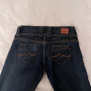 Pepe Jeans Venus - Så snygga Pepe jeans i modellen Venus. De är lågmidjade och straight i modellen! Säljer pga att jag har för mycket jeans och behöver space i garderoben. Sparsamt använda och inga defekter💗Köpta för 500