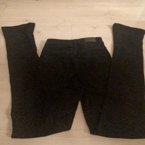 Svarta flared jeans - Utsvängda byxor ifrån Gina som jag inte Älvängen mycket alla för dessa är förstora för mig så säljer nu och dessa är i super skick köpt för 500kr💗💗