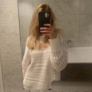 stickad tröja  - skitsnygg stickad tröja med hål😍😍😍ser ut som ny, inga defekter alls! 