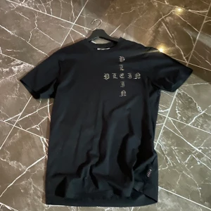 Philip Plein rhinestone t-shirt - Storlek m skick 10/10 ej använd mycket nypris 5000kr