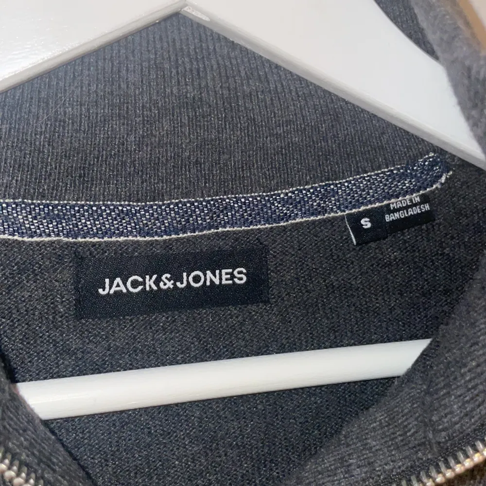 Säljer denna Half zip från Jack and Jones. Skick 10/10. Knappt använd Max 5 ggr. True to size storlek S. För endast 129. Hör av dig för mer frågor, bilder eller annat😄👍.. Tröjor & Koftor.