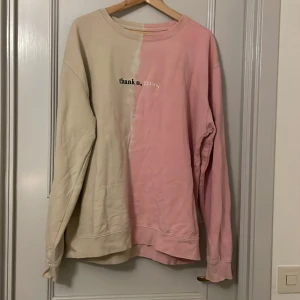 Ariana Grande tour sweatshirt - Köpte denna sweatshirt när jag gick på Ariana Grandes Sweetener/Thank u, Next tour. Den är använd men i bra skick