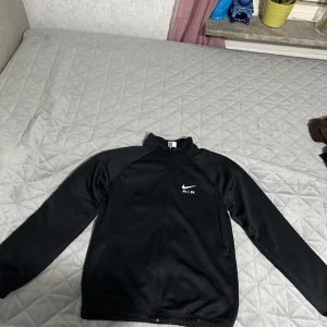 Nike kofta  - Nu kan ni köpa denna sjukt fina nike koftan som går att matcha till nästan vad som helst. Materialet är som en dröm. Har tyvärr inte använt den någon gång då det inte riktigt är min stil. Ordinarie pris 999 kr. Pris går att diskutera 