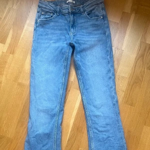 LOW waist bootcut jeans - Säljer nu dessa LOW waist jeansen från Young Gina då dom inte kommit till användning och även är för små💕