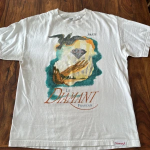Diamond Tshirt - En använd diamond t-shirt med asfett tryck. Använd väldigt många gånger därav är trycket lite sisådär. Några enstaka mörka fläckar som säkert går bort i tvätten. Condition: 5/10