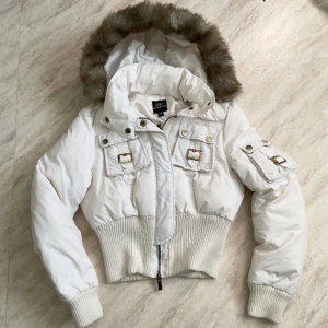 BEBE bomberjacka  - Jätte snygg jacka från 2b BEBE, storlek S men tycker den är mer som en XS🖤 skriv för mått eller mer bilder 