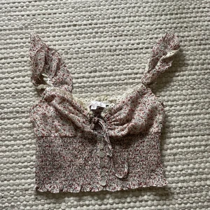 Gullig topp - Gullig blommig topp i mycket bra skick. Storlek 10, motsvarar XS/S skulle jag säga.