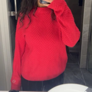 Stickad tröja  - Säljer denna fina röda stickade tröja pågrund av att den inte kommer till användning längre❤️ Köpt för 500kr