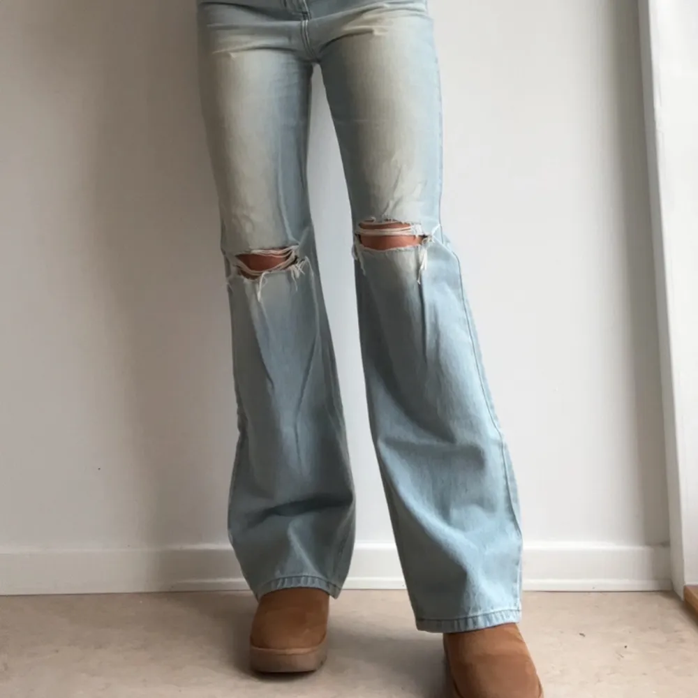 Snygga slitna jeans köpta på Asos, sparsamt använda och i fint skick 🩵Jag är 180 cm och brukar ha M/L i kläder för referens.. Jeans & Byxor.