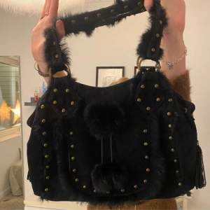 fluffig svart väska 💗 fluffet lossnar lite vid axeln därav priset (kan ses lite vid första bilden)🙌