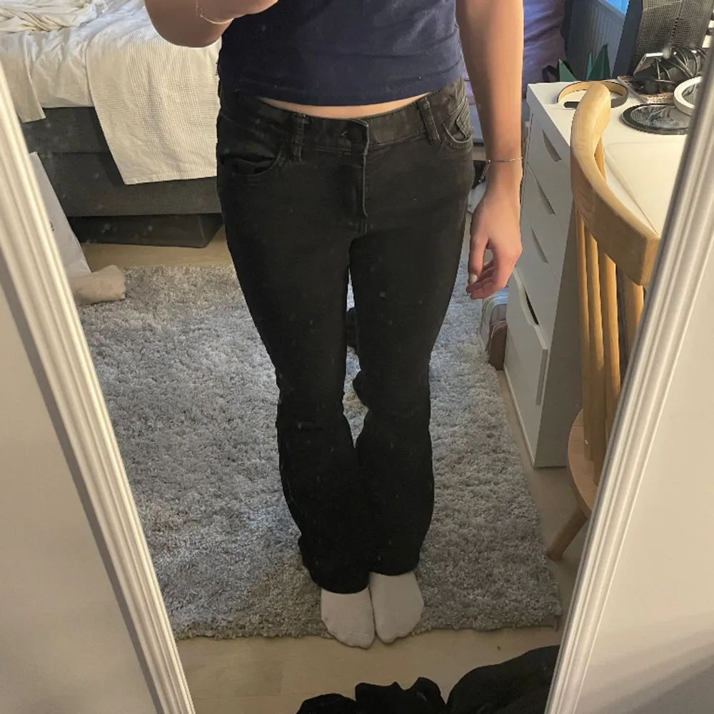 Jättefina bootcut jeans som är från Lindex dom passar mig perfekt för mig som är 162 cm lång  säljs för att dom inte kommer till användning dom är någonting emellan lågmidjade och midwaist❤️. Jeans & Byxor.