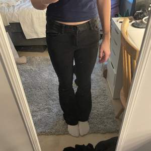 Jättefina bootcut jeans som är från Lindex dom passar mig perfekt för mig som är 162 cm lång  säljs för att dom inte kommer till användning dom är någonting emellan lågmidjade och midwaist❤️