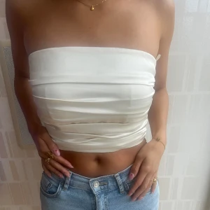 Superfin fest topp⭐️ - Säljer denna superfina fest toppen från gina i storlek xxs men passar xs. Toppen är champagne färgad. Den är i superbra skick nästan aldrig använd. Köpt för 349kr⭐️