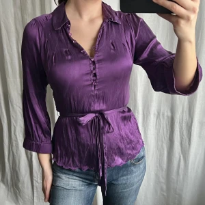 Lila blus - Lila vintage blus från By Groth i 97% silk 💕
