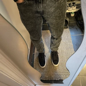 Stentvättade jeans - Säljer ett par stentvättade jeans i nyskick. Endast använd några få gånger. Storlek 32/32.