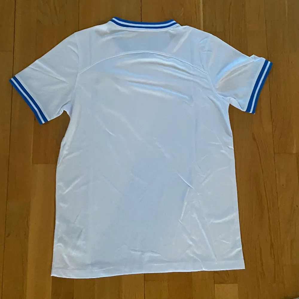  Säljer denna Riktigt snygg Brasilien fotbollströja som jag fick. Storlek M Helt ny. T-shirts.