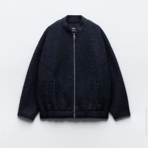 Den populära zara bomberjackan!! - Jackan är helt ny inte använd så prislappen är kvar. Jackan är helt slutsåld i Zara. Säljer jackan då jag inte riktigt har användning av den. Perfekt nu när våren är påväg! 2 Bilden är inte min då jackan inte är använd, men inspo bild! Nypris 559kr 